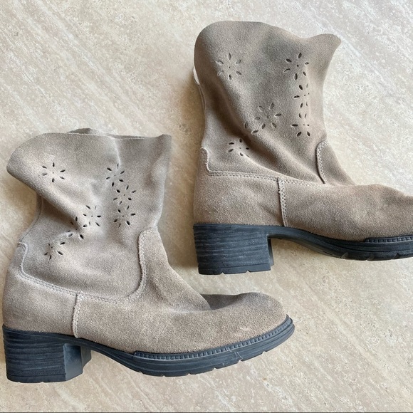 CLOSET CLOSING Martino Suede Floral Cut Out High Quality Boots - Picture 9 of 13